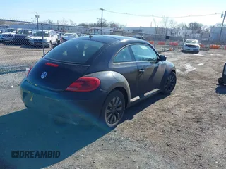 2015 Volkswagen Beetle Fleet Edition z VIN 3VWF17AT6FM645215, wystawiony jako IAAI lot #41906754 z przebiegiem 154 093 mil mil oraz . Historia ofert i sprzedaży dostępna na DreamBid. Obrazek 4.