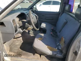 1996 Nissan Frontier XE z VIN 1N6SD11SXTC371962, wystawiony jako Copart lot #52947535 z przebiegiem 256 352 mil mil oraz Czysty tytuł • Clean title. Historia ofert i sprzedaży dostępna na DreamBid. Obrazek 7.