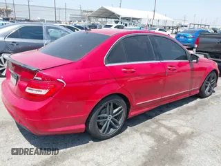 2013 Mercedes-Benz C 250 Sport z VIN WDDGF4HB9DR244988, wystawiony jako IAAI lot #42386935 z przebiegiem 95 380 mil mil oraz . Historia ofert i sprzedaży dostępna na DreamBid. Obrazek 4.