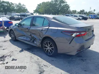 2024 Toyota Camry SE z VIN 4T1G11AK8RU901040, wystawiony jako IAAI lot #41977610 z przebiegiem 12 694 mil mil oraz . Historia ofert i sprzedaży dostępna na DreamBid. Obrazek 3.
