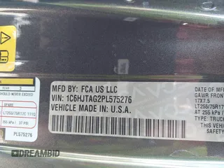 2023 Jeep Gladiator Sport S z VIN 1C6HJTAG2PL575276, wystawiony jako IAAI lot #42056473 z przebiegiem 17 043 mil mil oraz . Historia ofert i sprzedaży dostępna na DreamBid. Obrazek 9.