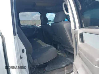 2006 Nissan Titan LE z VIN 1N6AA07B86N558129, wystawiony jako IAAI lot #42290349 z przebiegiem 177 739 mil mil oraz . Historia ofert i sprzedaży dostępna na DreamBid. Obrazek 8.