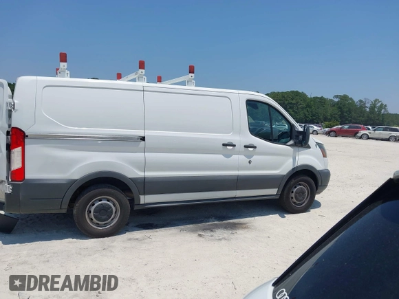 2015 Ford Transit Cargo z VIN 1FTNE1YM9FKA16926, wystawiony jako IAAI lot #42493994 z przebiegiem 218 427 mil mil oraz . Historia ofert i sprzedaży dostępna na DreamBid. Obrazek 13.