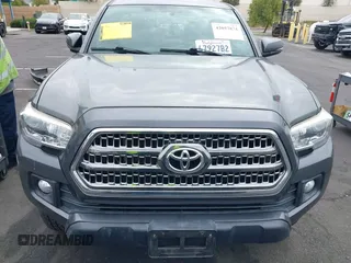 2017 Toyota Tacoma SR5 z VIN 3TMAZ5CN7HM045752, wystawiony jako IAAI lot #42057874 z przebiegiem 89 898 mil mil oraz . Historia ofert i sprzedaży dostępna na DreamBid. Obrazek 12.
