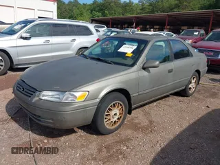 1999 Toyota Camry LE z VIN 4T1BF22K9XU081256, wystawiony jako IAAI lot #42208556 z przebiegiem 236 198 mil mil oraz . Historia ofert i sprzedaży dostępna na DreamBid. Obrazek 2.