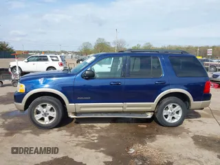 2005 Ford Explorer Eddie Bauer z VIN 1FMZU74K65UA57931, wystawiony jako IAAI lot #42131823 z przebiegiem Nie podano mil oraz . Historia ofert i sprzedaży dostępna na DreamBid. Obrazek 14.