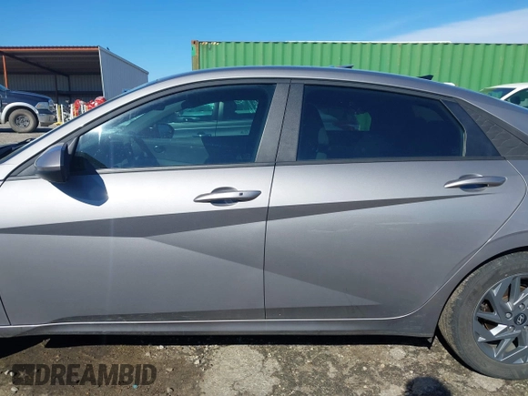 2024 Hyundai Elantra SEL z VIN KMHLM4DG8RU659817, wystawiony jako IAAI lot #41875167 z przebiegiem 31 674 mil mil oraz . Historia ofert i sprzedaży dostępna na DreamBid. Obrazek 14.