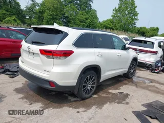 2017 Toyota Highlander XLE z VIN 5TDJZRFH0HS417638, wystawiony jako IAAI lot #42396180 z przebiegiem 101 377 mil mil oraz . Historia ofert i sprzedaży dostępna na DreamBid. Obrazek 4.