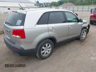 2013 Kia Sorento LX с VIN 5XYKT3A16DG419494, выставлен на аукционе IAAI как лот 42501875 с пробегом 152 100 миль миль и . История ставок и продаж доступна на DreamBid. Изображение 4.