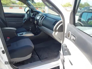 2014 Toyota Tacoma PreRunner z VIN 3TMJU4GN8EM160522, wystawiony jako IAAI lot #42207788 z przebiegiem 103 361 mil mil oraz . Historia ofert i sprzedaży dostępna na DreamBid. Obrazek 5.
