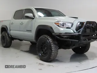 2023 Toyota Tacoma SR z VIN 3TMCZ5AN4PM583643, wystawiony jako Copart lot #58397885 z przebiegiem 18 942 mil mil oraz Szkoda całkowita • Salvage title. Historia ofert i sprzedaży dostępna na DreamBid. Obrazek 1.