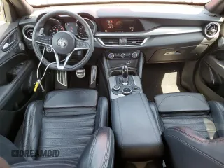 2019 Alfa Romeo Stelvio Ti z VIN ZASPAKBN0K7C49786, wystawiony jako Copart lot #58251815 z przebiegiem 111 397 mil mil oraz Czysty tytuł • Clean title. Historia ofert i sprzedaży dostępna na DreamBid. Obrazek 8.