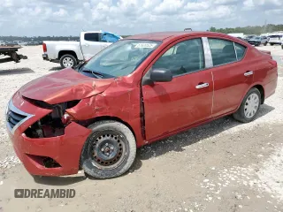 2015 Nissan Versa SV z VIN 3N1CN7AP9FL924261, wystawiony jako Copart lot #61920525 z przebiegiem 56 208 mil mil oraz Czysty tytuł • Clean title. Historia ofert i sprzedaży dostępna na DreamBid. Obrazek 1.