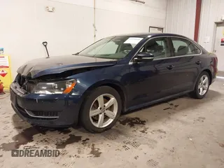 2013 Volkswagen Passat SE z VIN 1VWBP7A35DC095324, wystawiony jako IAAI lot #41970168 z przebiegiem 141 349 mil mil oraz . Historia ofert i sprzedaży dostępna na DreamBid. Obrazek 2.