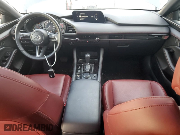 2024 Mazda 3 S Carbon Edition z VIN JM1BPBLM5R1709674, wystawiony jako Copart lot #62645125 z przebiegiem Nie podano mil oraz Nie do naprawy • Non repairable. Historia ofert i sprzedaży dostępna na DreamBid. Obrazek 8.