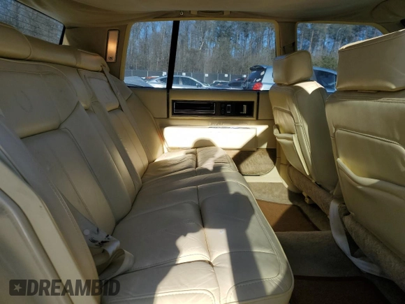 1990 Cadillac DeVille z VIN 1G6CD5333L4256377, wystawiony jako Copart lot #42613635 z przebiegiem 136 754 mil mil oraz Szkoda całkowita • Salvage title. Historia ofert i sprzedaży dostępna na DreamBid. Obrazek 10.