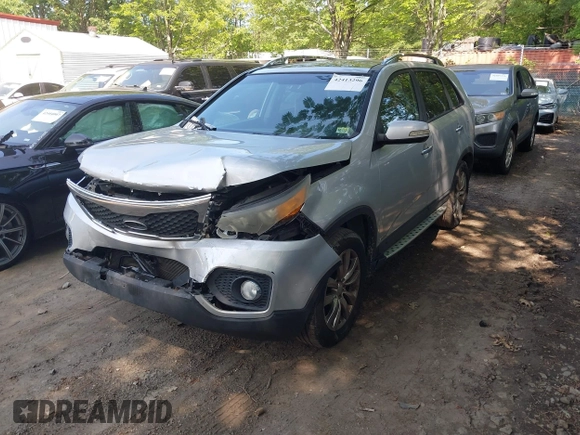 2011 Kia Sorento EX z VIN 5XYKUDA24BG173649, wystawiony jako IAAI lot #42413296 z przebiegiem 210 803 mil mil oraz . Historia ofert i sprzedaży dostępna na DreamBid. Obrazek 2.