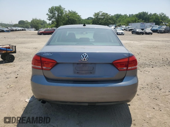 2014 Volkswagen Passat S z VIN 1VWAT7A34EC037407, wystawiony jako Copart lot #59512805 z przebiegiem 185 937 mil mil oraz Czysty tytuł • Clean title. Historia ofert i sprzedaży dostępna na DreamBid. Obrazek 6.