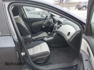 2015 Chevrolet Cruze LS z VIN 1G1PA5SH0F7274058, wystawiony jako IAAI lot #41735357 z przebiegiem 118 993 mil mil oraz . Historia ofert i sprzedaży dostępna na DreamBid. Obrazek 5.