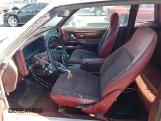1981 Chevrolet Monte Carlo z VIN 1G1AZ37J9BK431804, wystawiony jako Copart lot #76023804 z przebiegiem 68 941 mil mil oraz Tytuł czysty. Historia ofert i sprzedaży dostępna na DreamBid. Obrazek 7.