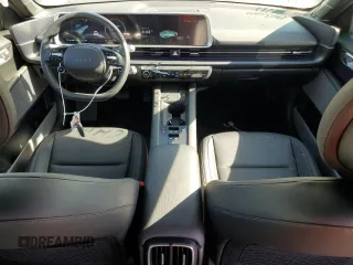 2023 Hyundai Ioniq 6 Preferred z VIN KMHM34AC8PA042828, wystawiony jako Copart lot #58494964 z przebiegiem 3794 mil mil oraz Szkoda całkowita • Salvage title. Historia ofert i sprzedaży dostępna na DreamBid. Obrazek 8.