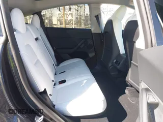 2025 Tesla Model Y Long Range z VIN 7SAYGDED0SF314885, wystawiony jako IAAI lot #41871384 z przebiegiem 1 795 mil mil oraz . Historia ofert i sprzedaży dostępna na DreamBid. Obrazek 8.