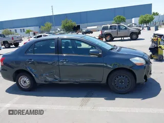 2010 Toyota Yaris z VIN JTDBT4K37A1388757, wystawiony jako IAAI lot #42137640 z przebiegiem 97 079 mil mil oraz . Historia ofert i sprzedaży dostępna na DreamBid. Obrazek 13.