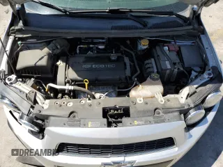 2016 Chevrolet Sonic LS z VIN 1G1JA5SH2G4101568, wystawiony jako Copart lot #57529175 z przebiegiem 56 780 mil mil oraz Szkoda całkowita • Salvage title. Historia ofert i sprzedaży dostępna na DreamBid. Obrazek 11.