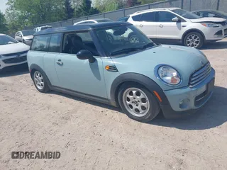 2013 MINI Clubman z VIN WMWZF3C54DT489602, wystawiony jako IAAI lot #42263495 z przebiegiem 84 996 mil mil oraz . Historia ofert i sprzedaży dostępna na DreamBid. Obrazek 1.