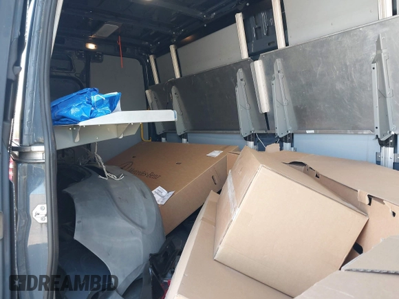 2019 Mercedes-Benz Sprinter Cargo z VIN WD4PF1CD4KT006098, wystawiony jako IAAI lot #42039521 z przebiegiem 80 537 mil mil oraz . Historia ofert i sprzedaży dostępna na DreamBid. Obrazek 8.