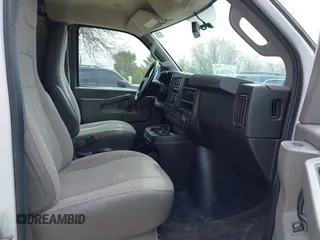 2021 Chevrolet Express Cargo z VIN 1GCWGAF75M1194461, wystawiony jako IAAI lot #42122648 z przebiegiem 64 047 mil mil oraz . Historia ofert i sprzedaży dostępna na DreamBid. Obrazek 5.