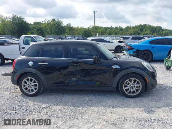 2016 MINI Hardtop 4 Door S z VIN WMWXU3C53G2D30807, wystawiony jako IAAI lot #42545577 z przebiegiem 86 952 mil mil oraz . Historia ofert i sprzedaży dostępna na DreamBid. Obrazek 13.