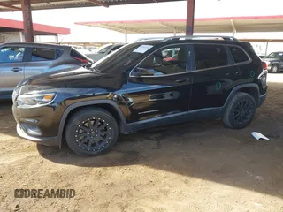 2019 Jeep Cherokee Latitude Plus z VIN 1C4PJLLB2KD420090, wystawiony jako IAAI lot #42094704 z przebiegiem 81 545 mil mil oraz . Historia ofert i sprzedaży dostępna na DreamBid. Obrazek 2.