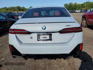2024 BMW i5 eDrive40 z VIN WBY33FK02RCR43716, wystawiony jako Copart lot #68262434 z przebiegiem Nie podano mil oraz Szkody całkowita. Historia ofert i sprzedaży dostępna na DreamBid. Obrazek 6.