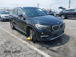 2017 BMW X1 xDrive28i z VIN WBXHT3C30H5F87158, wystawiony jako IAAI lot #42406142 z przebiegiem 80 310 mil mil oraz . Historia ofert i sprzedaży dostępna na DreamBid. Obrazek 1.