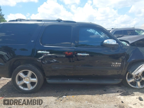 2013 Chevrolet Tahoe LT z VIN 1GNSCBE09DR366696, wystawiony jako IAAI lot #42201250 z przebiegiem 199 105 mil mil oraz . Historia ofert i sprzedaży dostępna na DreamBid. Obrazek 14.