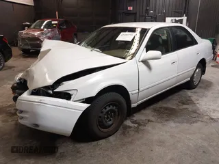 1999 Toyota Camry LE z VIN 4T1BG22K1XU888402, wystawiony jako IAAI lot #42483791 z przebiegiem 149 512 mil mil oraz . Historia ofert i sprzedaży dostępna na DreamBid. Obrazek 18.