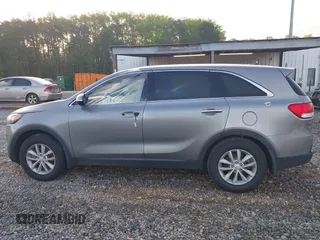2017 Kia Sorento LX z VIN 5XYPG4A36HG259429, wystawiony jako IAAI lot #41948637 z przebiegiem 150 151 mil mil oraz . Historia ofert i sprzedaży dostępna na DreamBid. Obrazek 14.