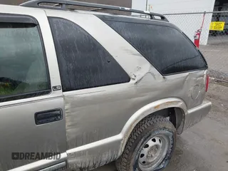 2000 Chevrolet Blazer LS z VIN 1GNCT18W7YK252323, wystawiony jako IAAI lot #41842766 z przebiegiem 149 462 mil mil oraz . Historia ofert i sprzedaży dostępna na DreamBid. Obrazek 12.