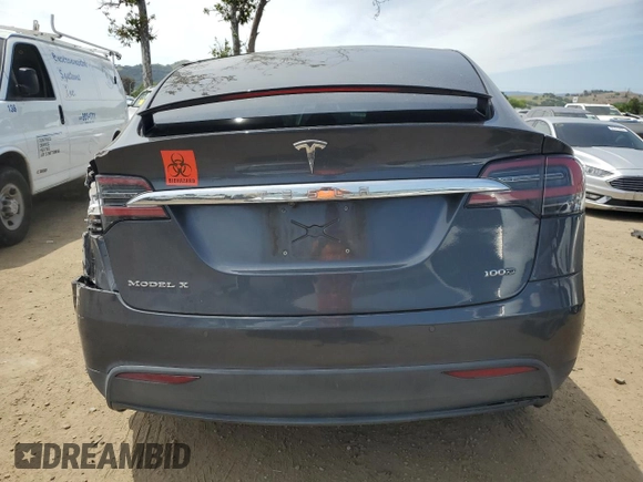 2017 Tesla Model X 90D z VIN 5YJXCDE21HF056145, wystawiony jako Copart lot #55128995 z przebiegiem 86 314 mil mil oraz Szkody całkowita. Historia ofert i sprzedaży dostępna na DreamBid. Obrazek 6.