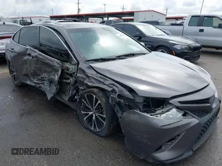 2018 Toyota Camry LE z VIN 4T1B11HK8JU635944, wystawiony jako IAAI lot #41672751 z przebiegiem 174 514 mil mil oraz . Historia ofert i sprzedaży dostępna na DreamBid. Obrazek 1.