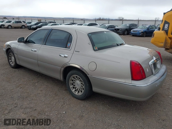 1999 Lincoln Town Car Signature z VIN 1LNHM82W0XY646721, wystawiony jako IAAI lot #41809618 z przebiegiem 173 119 mil mil oraz . Historia ofert i sprzedaży dostępna na DreamBid. Obrazek 3.