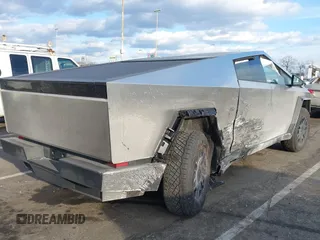 2024 Tesla Cybertruck с VIN 7G2CEHEDXRA026834, выставлен на аукционе IAAI как лот 41448419 с пробегом 2 938 миль миль и . История ставок и продаж доступна на DreamBid. Изображение 4.