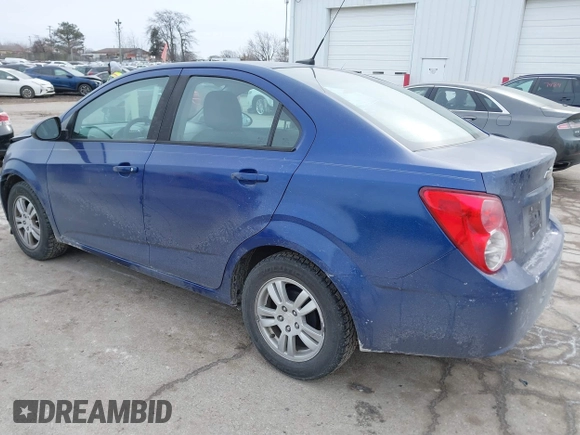 2012 Chevrolet Sonic LS z VIN 1G1JA5SH6C4199806, wystawiony jako IAAI lot #41454660 z przebiegiem 124 691 mil mil oraz . Historia ofert i sprzedaży dostępna na DreamBid. Obrazek 3.