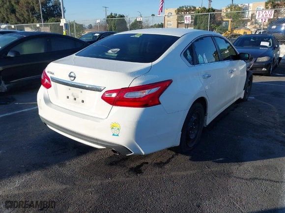 2016 Nissan Altima 2.5 SR with VIN 1N4AL3AP4GN390967, listed as a IAAI auction lot 38468751 with 88,731 mi miles. Bid and sale history available at carsss.com. Image 4.
