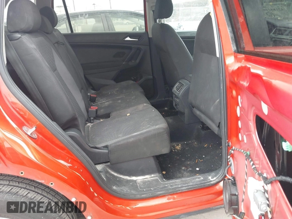 2018 Volkswagen Tiguan S с VIN 3VV1B7AX8JM090047, выставлен на аукционе IAAI как лот 42184116 с пробегом 121 085 миль миль и . История ставок и продаж доступна на DreamBid. Изображение 8.
