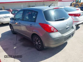 2011 Nissan Versa S z VIN 3N1BC1CP8BL402386, wystawiony jako IAAI lot #42389550 z przebiegiem 159 600 mil mil oraz . Historia ofert i sprzedaży dostępna na DreamBid. Obrazek 3.