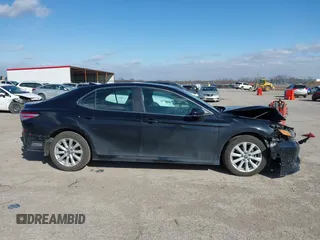 2019 Toyota Camry LE z VIN 4T1B11HK8KU197444, wystawiony jako IAAI lot #41710904 z przebiegiem 137 766 mil mil oraz . Historia ofert i sprzedaży dostępna na DreamBid. Obrazek 13.