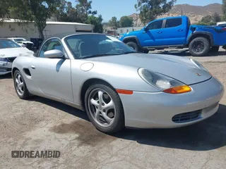 1999 Porsche Boxster z VIN WP0CA2989XU620993, wystawiony jako IAAI lot #42371049 z przebiegiem 60 670 mil mil oraz . Historia ofert i sprzedaży dostępna na DreamBid. Obrazek 1.