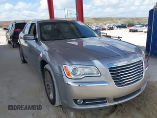 2013 Chrysler 300 z VIN 2C3CCAAG8DH632529, wystawiony jako IAAI lot #42170132 z przebiegiem 84 496 mil mil oraz . Historia ofert i sprzedaży dostępna na DreamBid. Obrazek 1.